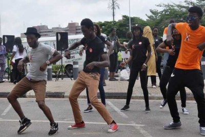 A flash mob of young people danced in front of the federal health ministry.