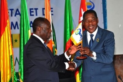 Passation de pouvoir entre Boni Yayi et Alassane Ouattara qui prend la présidence de l'UEMOA