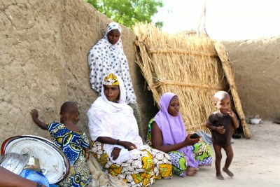 Un groupe de réfugiés à Diffa, au Niger, ayant fui la violence de Boko Haram au Nigéria.