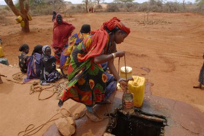 Femmes puisant de l'eau en Ethiopie où la sécheresse sévit.
