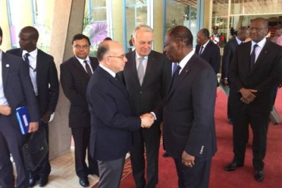 Le ministre français des Affaires étrangères et du Développement international, ainsi que celui de l'Intérieur, Jean-Marc Ayrault et Bernard Cazeneuve, effectuent une visite à Abidjan, ce mardi, 48h après les attaques terroristes qui ont eu lieu, dimanche passé.