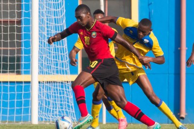 Mozambique striker David Apson takes on Amavubi midfielder Jean-Baptiste Mugiraneza (file photo).