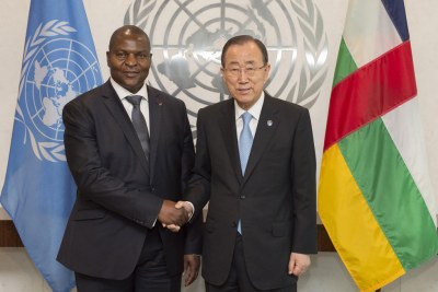 Le Secrétaire général de l’ONU, Ban Ki-moon (à droite), rencontre le Président de la République centrafricaine, Faustin Archange Touadéra.