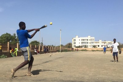 Des jeunes jouent au baseball dans le quartier de Ouakam, Dakar, Sénégal.