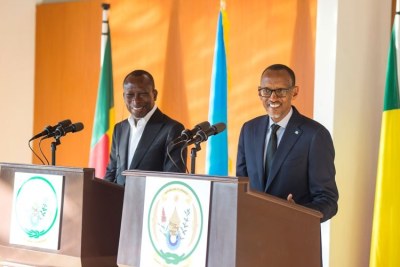Le président béninois, Patrice Talon (à gauche) annonçant la mesure de levée des frais de visas pour des pays africains à côté de son homologue rwandais Paul Kagame lors d'une conférence tenue au Village Urugwiro à Kigali.