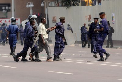 La police interpelle des manifestants à Kinshasai
