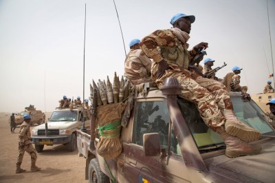 Des Casques bleus tchadiens en patrouile près de Tessalit, dans le nord du Mali.