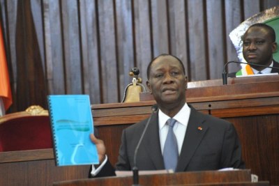 Alassanne Ouattara à l'Assemblée nationale avec le projet de la nouvelle Constitution.