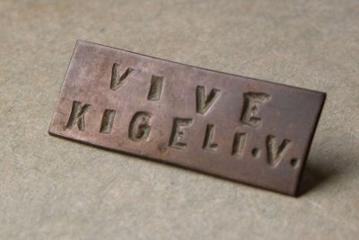 Brass lapel pin 'Vive Kigeli V' - Original piece worn by Ruandese in 1959