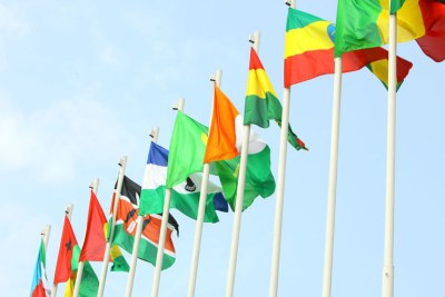 Des drapeaux africains flottant