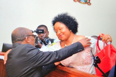 King Mumbere hugs his wife Nyabaghole Agnes Ithungu, at the Jinja Chief Magistrate’s Court.