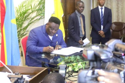Olenga Nkoy lors de la cérémonie de signature de l’accord du dialogue inclusif le 31/12/2016 à Kinshasa.