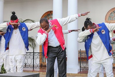 President Uhuru Kenyatta with members of the FBI Dance Crew.