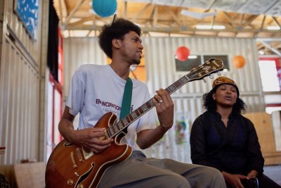 Jistvinger (Quintin Goliath) in rehearsals for the Netherlands tour. Behind him is Nomapostile Nyiki