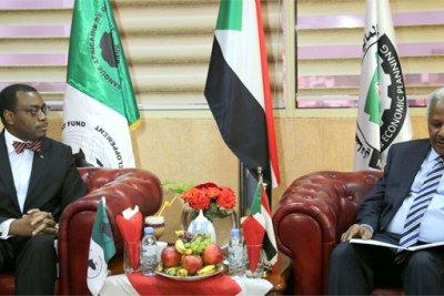 President of the African Development Bank, Akinwumi Adesina, kicked off his visit to Sudan with a courtesy call on the Minister of Finance of Economic Planning, Badreldin Mahmoud Abass, on February 26, 2017. The hour-long meeting, which concluded with a press conference, touched on important issues that underscore the bilateral cooperation between the Bank and its country of birth, the Sudan, where it was born some 53 years ago.