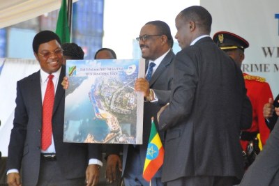 Prime Minister of the Federal Democratic Republic of Ethiopia, Hailemariam Desalegn, in a jovial mood as his counterpart,  Kassim Majaliwa looks on after receiving a picture of Dar es Salaam Port presented to him by Tanzania Ports Authority Chairperson of the Board of Directors, Prof Ignas Rubaratuka.