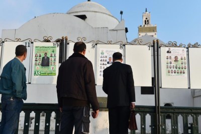 Des affiches de campagne pour les élections législatives algériennes sur la place des Martyrs à Alger.