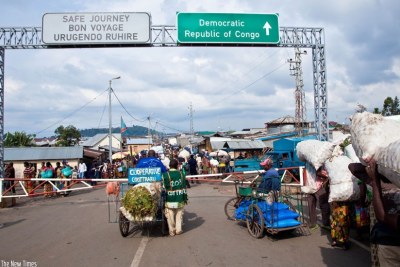 Des commerçants de petite taille au poste frontière Rubavu-Goma effectuent des transactions (photo d'archives).