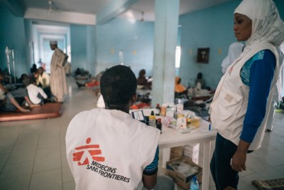 Members of MSF Nigeria Emergency Response Unit (NERU) attending patients in the meningitis treatment center run by MSF in Nigeria's Sokoto Mutalah Mohamad Hospital (file photo).