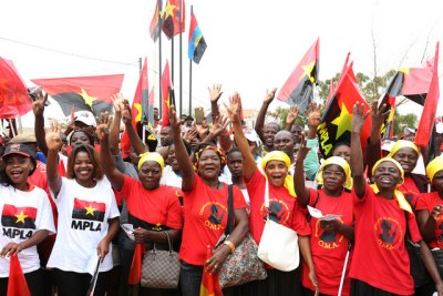 Ruling party MPLA supporters (file photo)