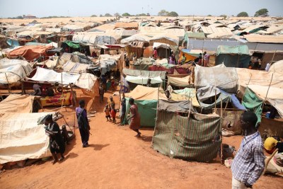 Suite aux récentes violences, environ 17.000 personnes ont trouvé refuge sur le site de protection des civils de l’ONU à Wau, au Soudan du Sud, où il ont accès à l’eau et ont installé des structures de base pour se protéger contre le soleil. Photo: ONU / Nektarios Markogiannis