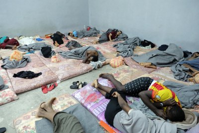 En Libye, des dizaines de migrants dorment côte à côte à l’étroit dans une cellule du centre de détention Tariq al-Sikka à Tripoli.