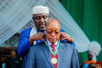 Governor Rochas of Imo state honours President Zuma with a medallion.