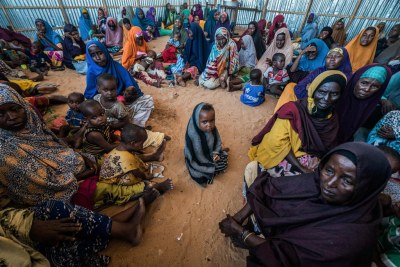 Des femmes et des enfants déplacés dans un centre du Programme alimentaire mondial (PAM) à Mogadiscio, en Somalie (archives).