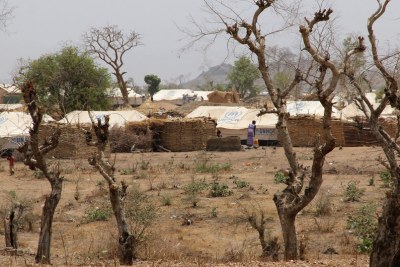 Un camp de refugiés au nord du Cameroun .