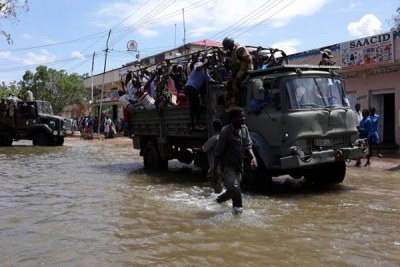 An Amisom vehicle moving civilians to higher ground from floods affected areas in Beledweyne town, the capital of Hiran region, about 335 km north of Mogadishu, on 27 April 2018 (file photo).