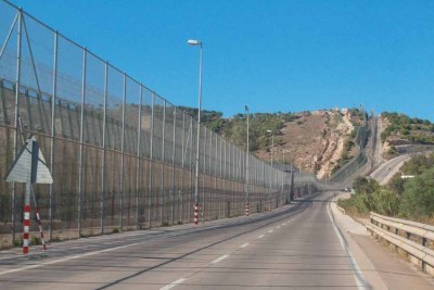 La clôture frontalière entre le Maroc et Melilla.