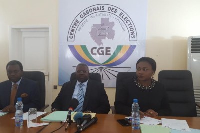 Lors de l’annonce des résultats provisoires au Gabon le 29 octobre. Au milieu, le président du Centre gabonais des élections, Moïse Bibalou Koumba.