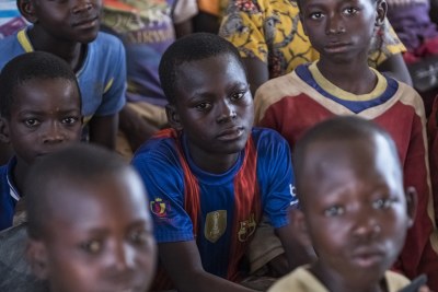Des enfants centrafricains déplacées par les violences suivent un cours dans une salle de classe situé sur un site de la MINUSCA.