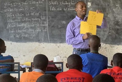 Des élèves apprennent le mandarin à l'Everest College dans le district de Luwero, en Ouganda.
