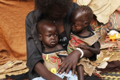 Deux jumelles souffrent de malnutrition au Soudan du Sud, décembre 2018.