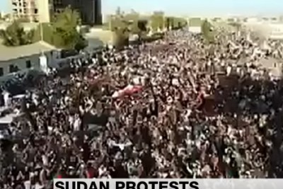 Des milliers de manifestants soudanais devant le siège de l'armée à Khartoum, la capitale.