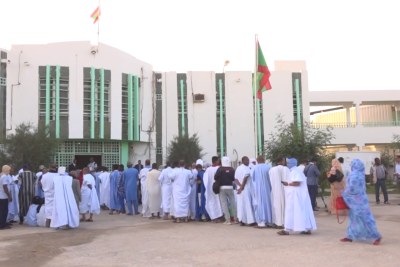 Video screenshot: Mauritanians queue to vote.
