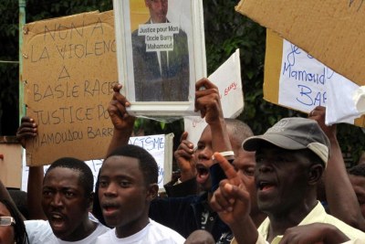 Rassemblement devant l'ambassade de France à Conakry pour réclamer la justice après l'agression mortelle contre Mamadou Barry à Rouen.