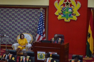 La présidente de la Chambre des représentants des États-Unis, Nancy Pelosi, et le président du Ghana, Mike Oquaye, au parlement du Ghana, le 31 juillet 2019.