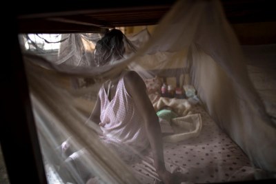 Une jeune femme photographiée en mars 2018 avec son bébé dans un refuge géré par un centre privé à Lagos, au Nigeria. Elle était auparavant victime de violences sexuelles aux mains d’une milice en Libye, avant de pouvoir fuir avec l’aide de l'Organisation internationale pour les migrations (OIM) et du gouvernement nigérian.