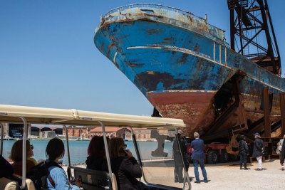 Un bateau dans lequel 800 migrants et réfugiés sont morts en Méditerranée, est exposé à la Biennale de Venise, à Venise, en Italie.