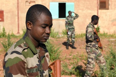 (Photo d'archives) - Les membres de l'unité de génie des Forces Armées Nigériennes (Forces armées nigériennes) recherchent des engins explosifs improvisés lors d'un cours de sensibilisation aux EEI à Niamey, au Niger, le 11 octobre 2019.