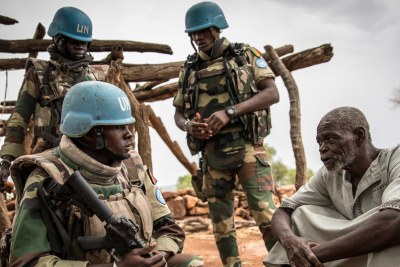 Des Casques bleus de la Mission des Nations Unies au Mali (MINUSMA) patrouillent des zones sensibles, dans le centre du pays (photo d'archives).
