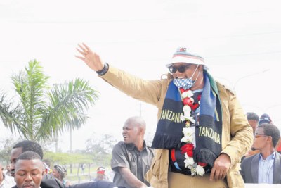Le politicien de l'opposition Tundu Lissu est acclamé par ses partisans à son arrivée hier à l'aéroport international Julius Nyerere de Dar es Salaam. M. Lissu a passé près de trois ans à l'extérieur du pays à la suite de l'attentat contre sa vie en 2017 à Dodoma.