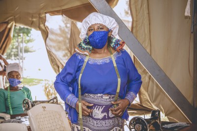 Gahaya Links, en partenariat avec la Fondation Mastercard, a fourni des masques faciaux à 40 000 familles vulnérables de leur réseau artisanal. Les masques faciaux ont été produits par 1 406 tailleurs, pour la plupart des femmes, offrant des opportunités économiques à la communauté artisanale qui a été gravement touchée par les mesures de verrouillage.