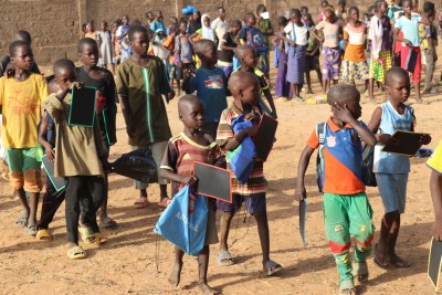 Des enfants déplacés reprennent l'école à Kaya, Burkina Faso.