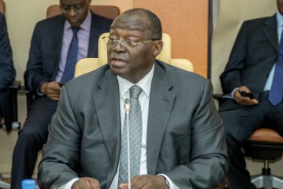 Monsieur Tiémoko Meyliet KONE, Gouverneur de la Banque Centrale des Etats de l'Afrique de l'Ouest (BCEAO), entouré des deux vice-gouverneurs