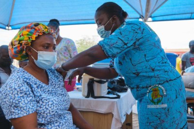 Une femme est vaccinée contre la covid-19 dans un hôpital à Kumasi, au Ghana.