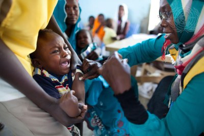 Un enfant reçoit un vaccin contre la méningite au camp d'Al Neem pour personnes déplacées à l'intérieur du pays (PDI) à El Daein, dans l'est du Darfour, au Soudan.
