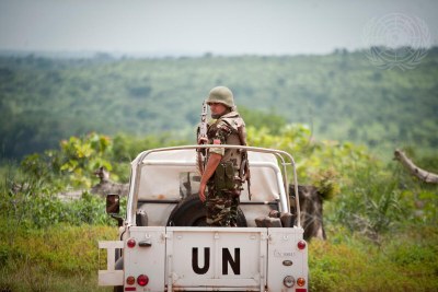 A peacekeeper serving with the UN Multidimensional Integrated Stabilization Mission in the Central African Republic (MINUSCA) escorts a UN delegation in Bambari, 400 km northeast of Bangui (file photo).